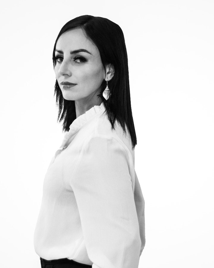Retrato en blanco y negro de Elisa Bueno, fundadora y directora estratégica de GPD Inteligencia Comercial